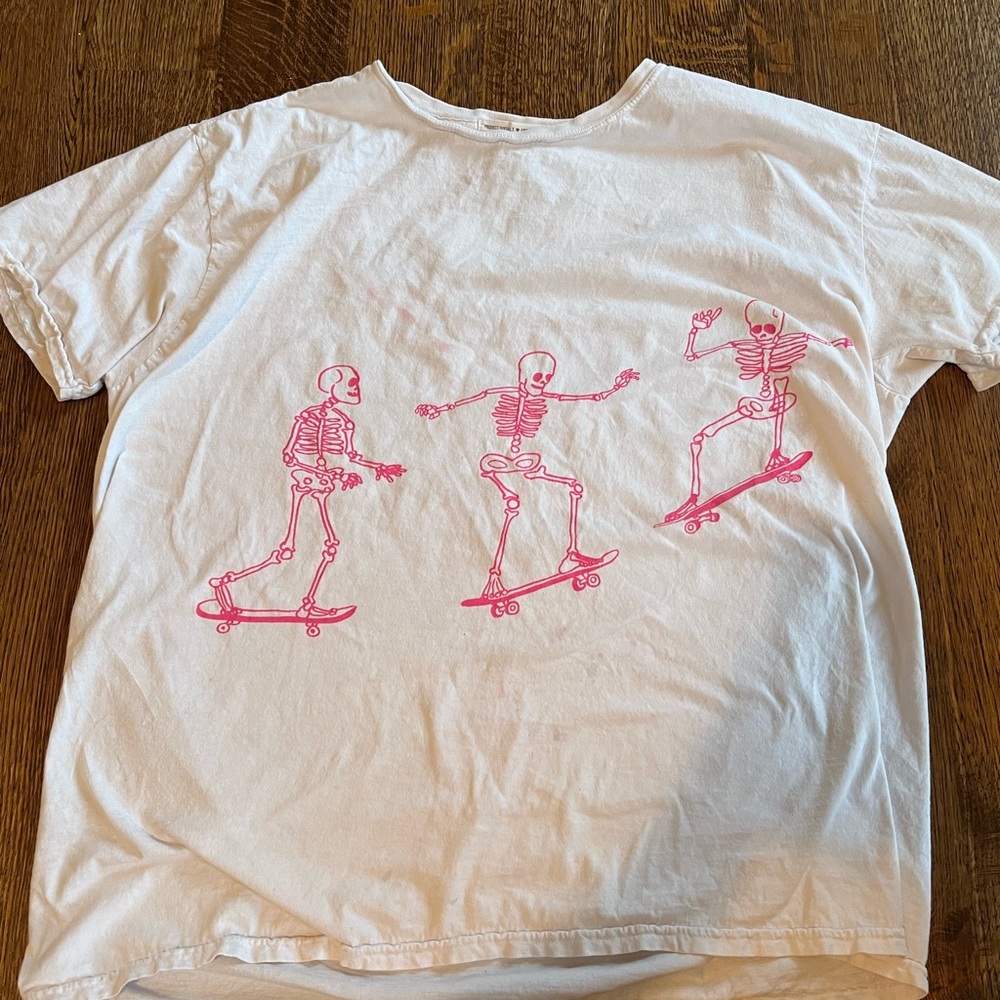 Such a cute white urban outfitters tee with pink skeletons on skateboard!